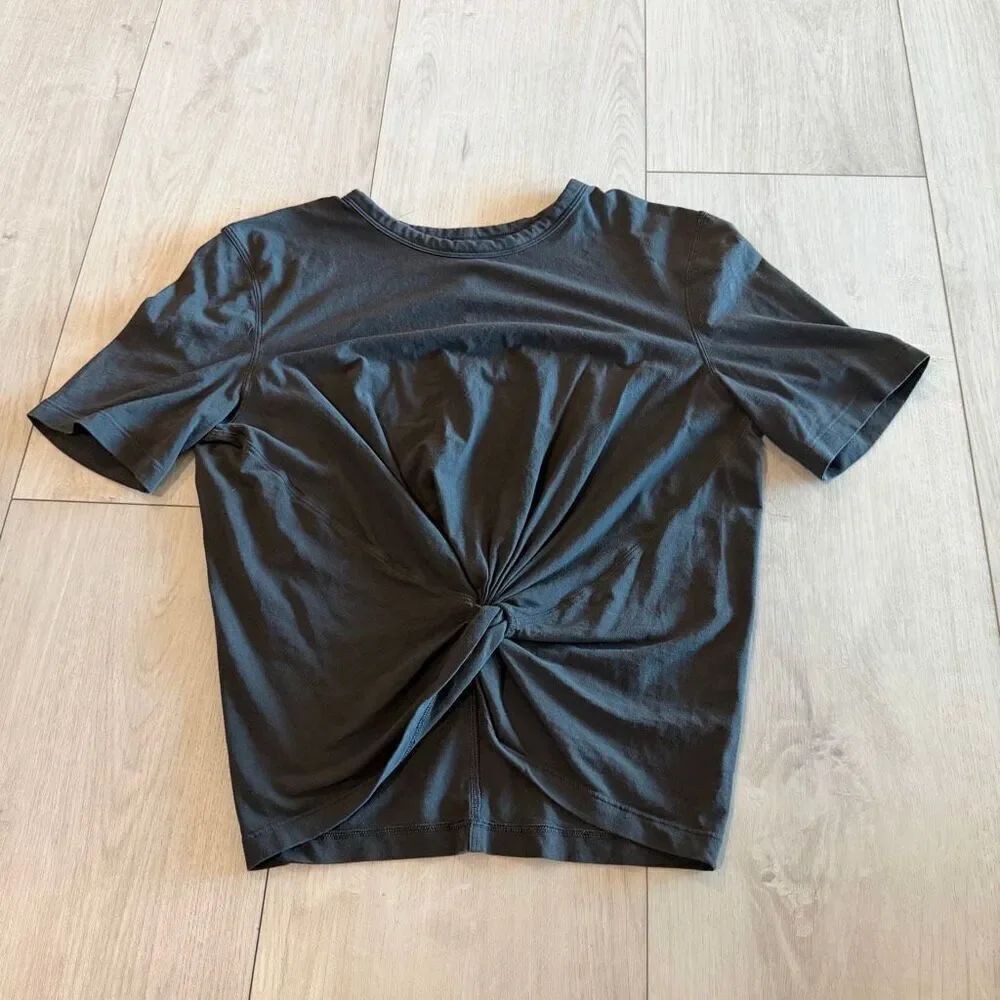 Lululemon women’s shirt size S